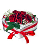 �i�ek modeli - 019<br>Kalp vazoda 5 adet a�m�� k�rm�z� g�l k�rm�z� incilerle s�slenmi� oralama �r�n boyutlar� 20x15cm