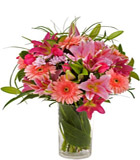 �i�ek Modeli - 007<br>Cam vazoda pembe lilyum ve gelberalardan olu�an buket aranjman ortalama boyutlar� 30x45cm