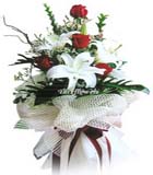 Lilyum Ve K�rm�z� g�llerden olu�an buket <br>5 Adet k�rm�z� g�lve iki dal lilyumdan olu�an buket