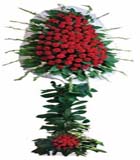 K�rm�z� renkli karanfillerden olu�an ayakl� sepet h=220 x110 cm<br>K�rm�z� Karanfillerden olu�an d���n nikah a��l�� �i�e�i , Ortalama boyutlar� 220x110cm . Renkleri stok durumuna g�re de�i�ebilmektedir
