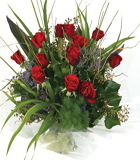 11 Adet k�rm�z� g�lden olu�an buket<br>11 adet k�rm�z� g�l �e�itli yapraklar  ile , t�l i�etisinde yuvarlak �ekilde  d�zenlenmi� ortalama �r�n boyutlar� 50x60 cm
