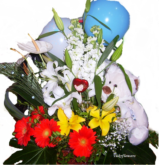 Mevsim �i�ekleri ve oyuncakdan olu�an sepet aranjman<br>Ortalama �r�n boyutlar� 45x55 cm . �stanbul d���na sipari� vermek i�in  bilgi al�n�z