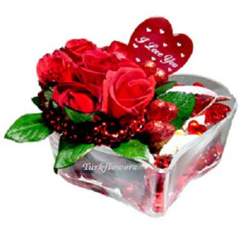 Kalp vazoda 5 adet k�rm�z� g�l ve inciler