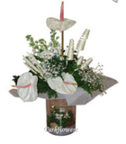 Beyaz Antoryumlardan olu�an aranjman<br>3 Adet beyaz Antoryum , �ebboy ve �e�itliaksesuarlardan olu�an cam vazo aranjman . ortalama �r�n boyutlar� 35x50 cm