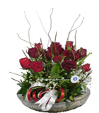 Cam kase i�erisinde 17 adet k�m�z� g�l ve saliks dallar�<br>Cam kase i�erisinde 17 adet k�rm�z� g�l ve cipsolar ortalama �r�n boyutlar�30x45cm