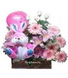 Sepet i�erisinde pembe �i�ekler oyuncak ve balondan olu�an k�z bebek do�um �i�e�i