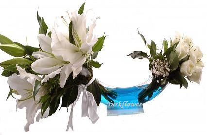 �zel vazoda lilyum ve beyaz g�ller<br>�zel vazo i�erisinde lilyum ve beyaz g�llerden olu�an aranjman , Vazodaki su renklendirilmi�tir . Ortalama �r�n boyutlar� 60x55 cm