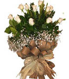Krep ka��d� i�erisinde 11 adet beyaz g�l <br>11 Adet Beyaz g�l �ipso ve fujer yapraklar� ile d�zenlenmi� , ortalama �r�n boyutla� 45x55 cm