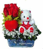 Cam vazo i�erisinde 11 adet k�rm�z� g�l ve oyuncak<br>Cam vazo i�erisinde 11 adet k�rm�z� g�l oyuncak kalp �ubuk ve renkli ta�lardan olu�an aranjman , ortalama �r�n boyutlar� 30x45 cm . b� �r�n� istanbul d���na yollamak i�in telefonla bilgi al�n�z