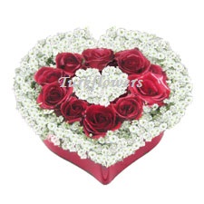 9 Adet k�rm�z� g�l ve cipsofilyalardan olu�an kalp aranjman<br>ortalama �r�n bpyutlar� 25x15 cm