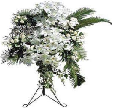 Beyaz güller ve Beyaz lilyumlardan oluşan ferforje 